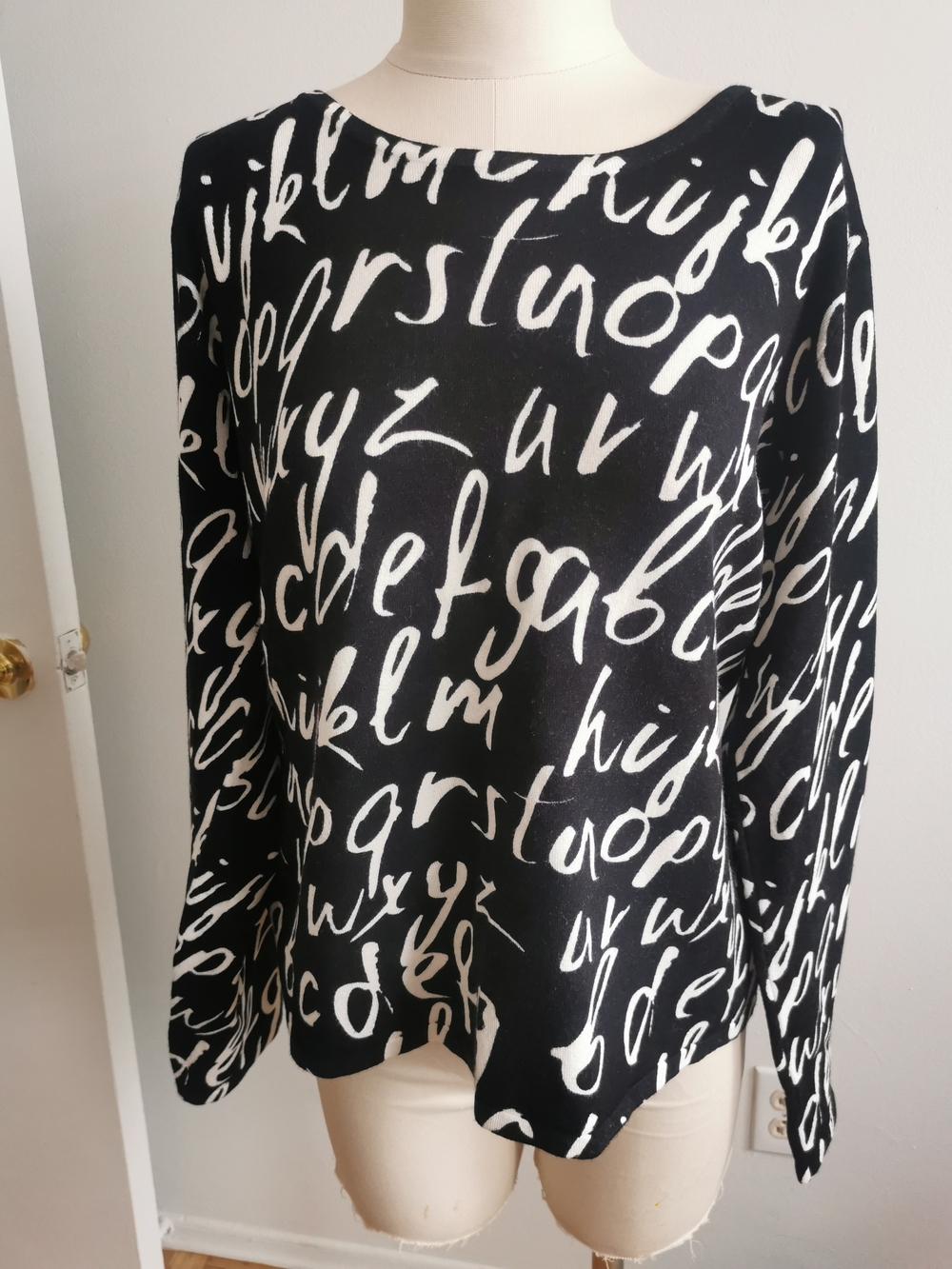 Frank Lyman Design Black & White Script-Print Long Sleeve Top